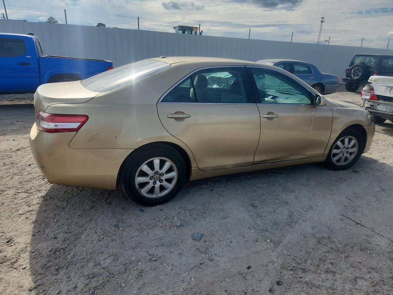 2011 Toyota Camry Le - Image 3
