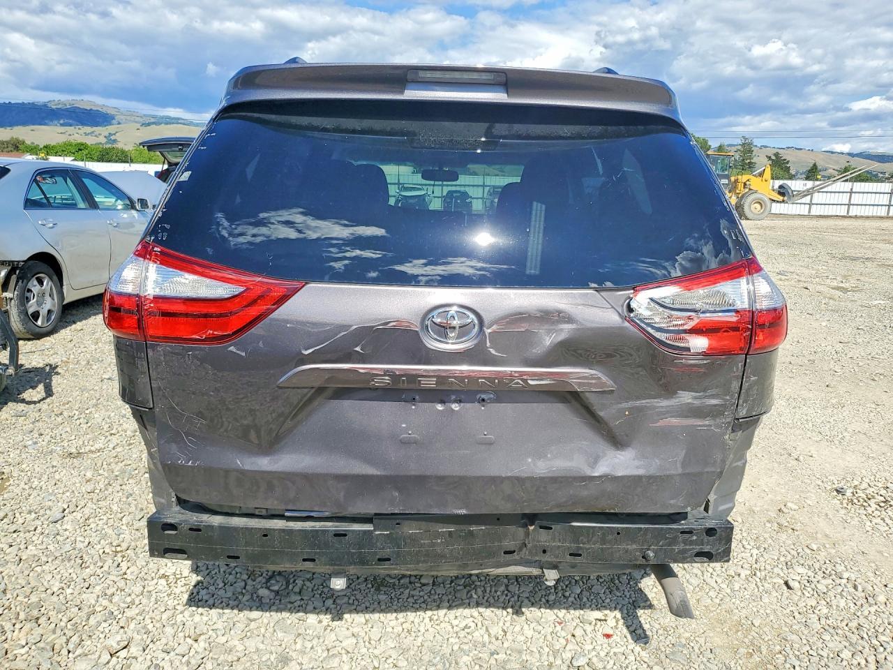 2015 Toyota Sienna Le - Image 6