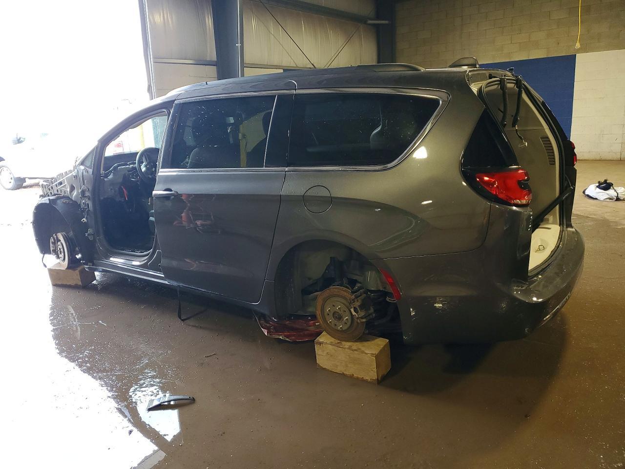 2022 Chrysler Pacifica Touring L - Image 2