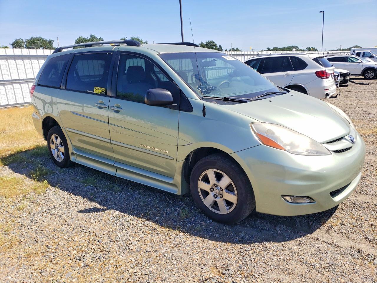 2008 Toyota Sienna Le 8-Passenger - Image 4