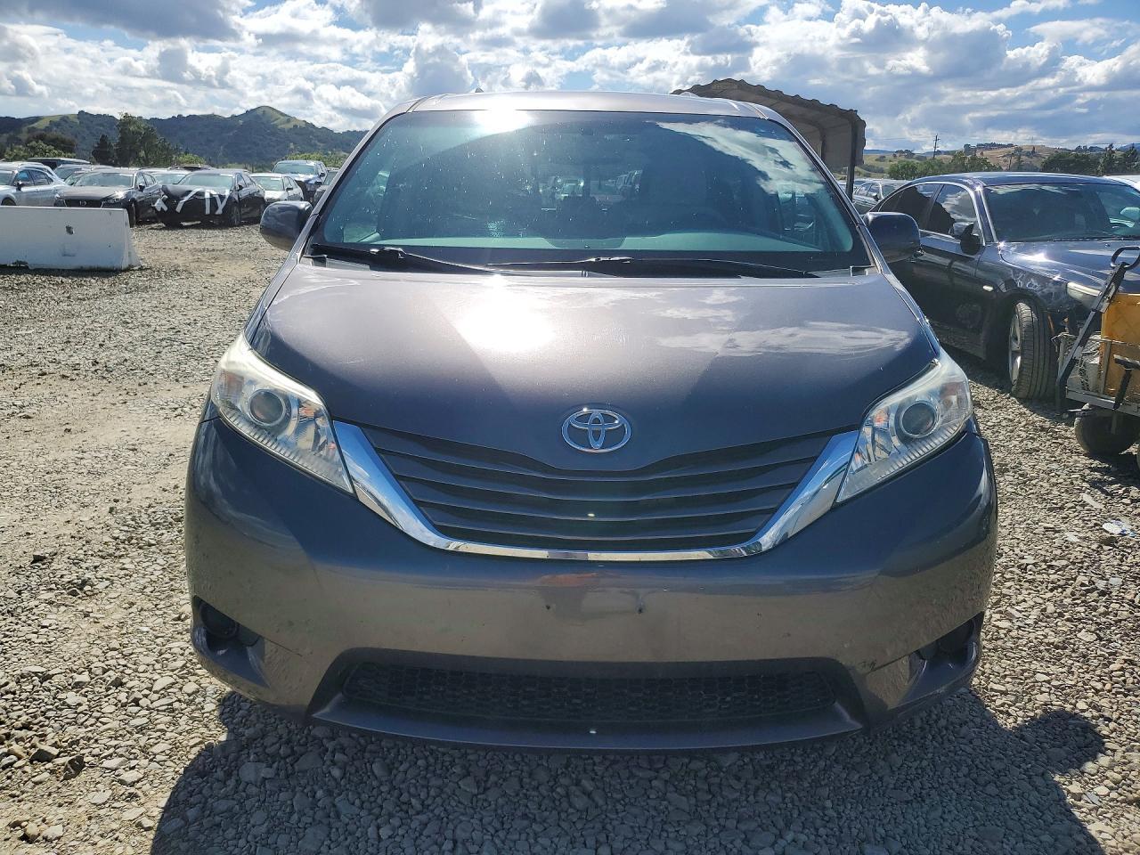 2015 Toyota Sienna Le - Image 5
