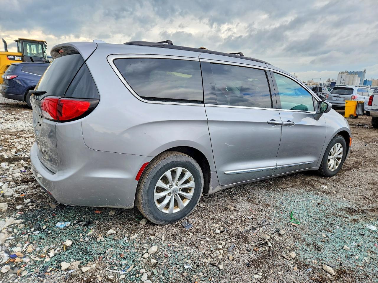 2017 Chrysler Pacifica Touring L - Image 3