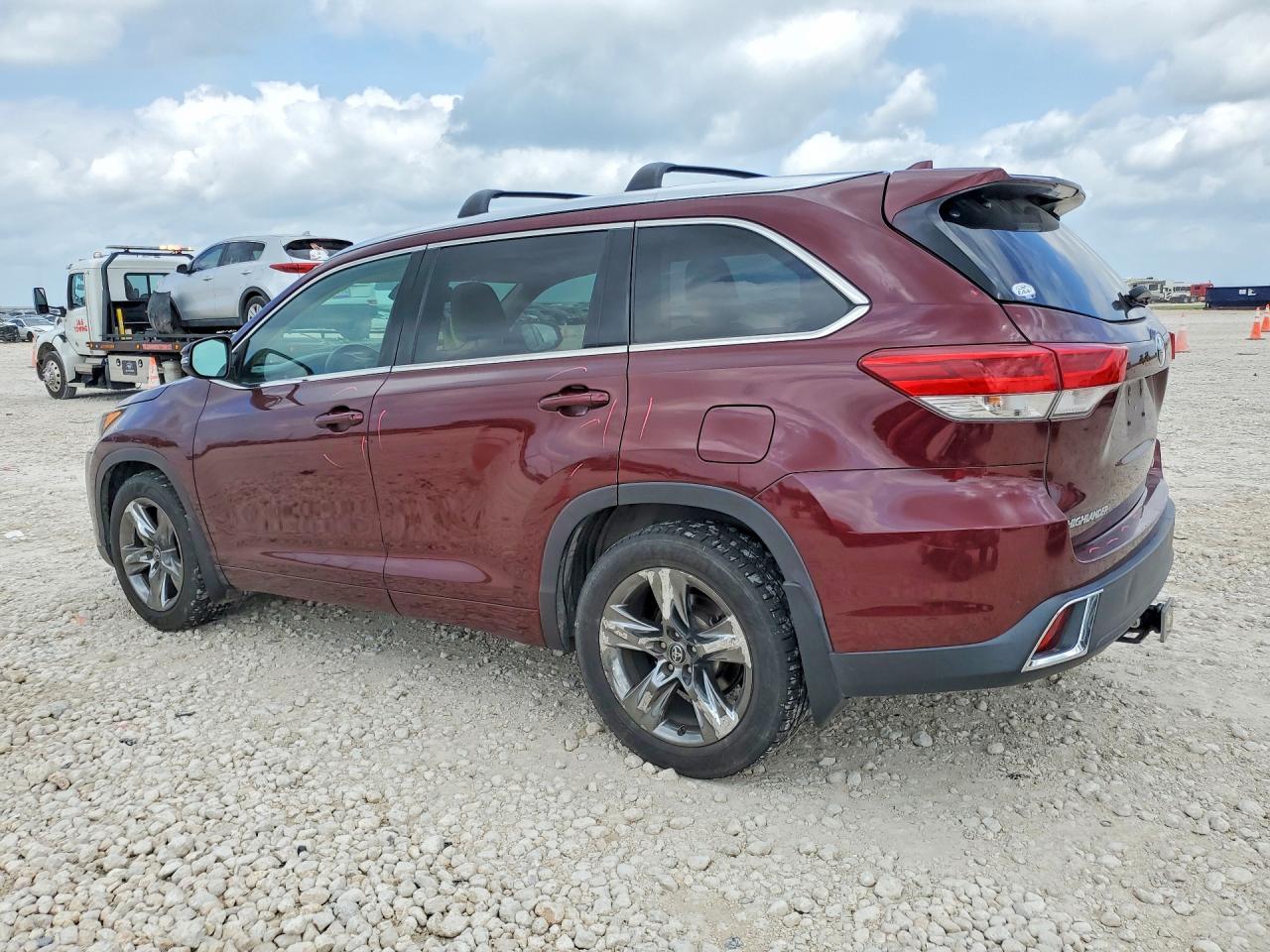 2017 Toyota Highlander Limited Platinum - Image 2