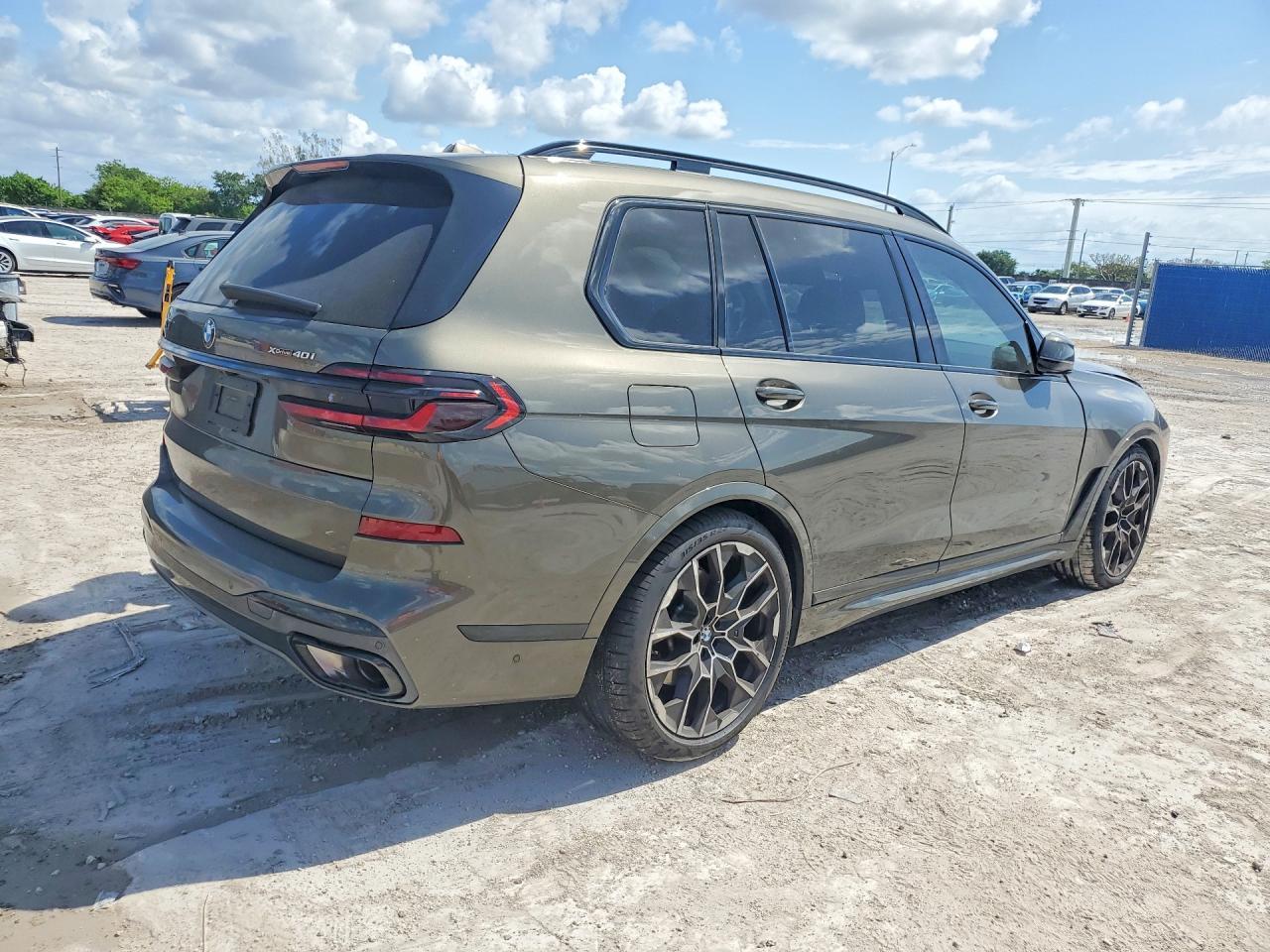 2025 BMW X7 xDrive40I - Фото 3