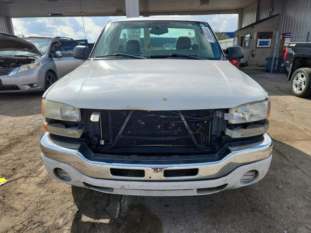 2005 GMC New Sierra C1500 - Image 5