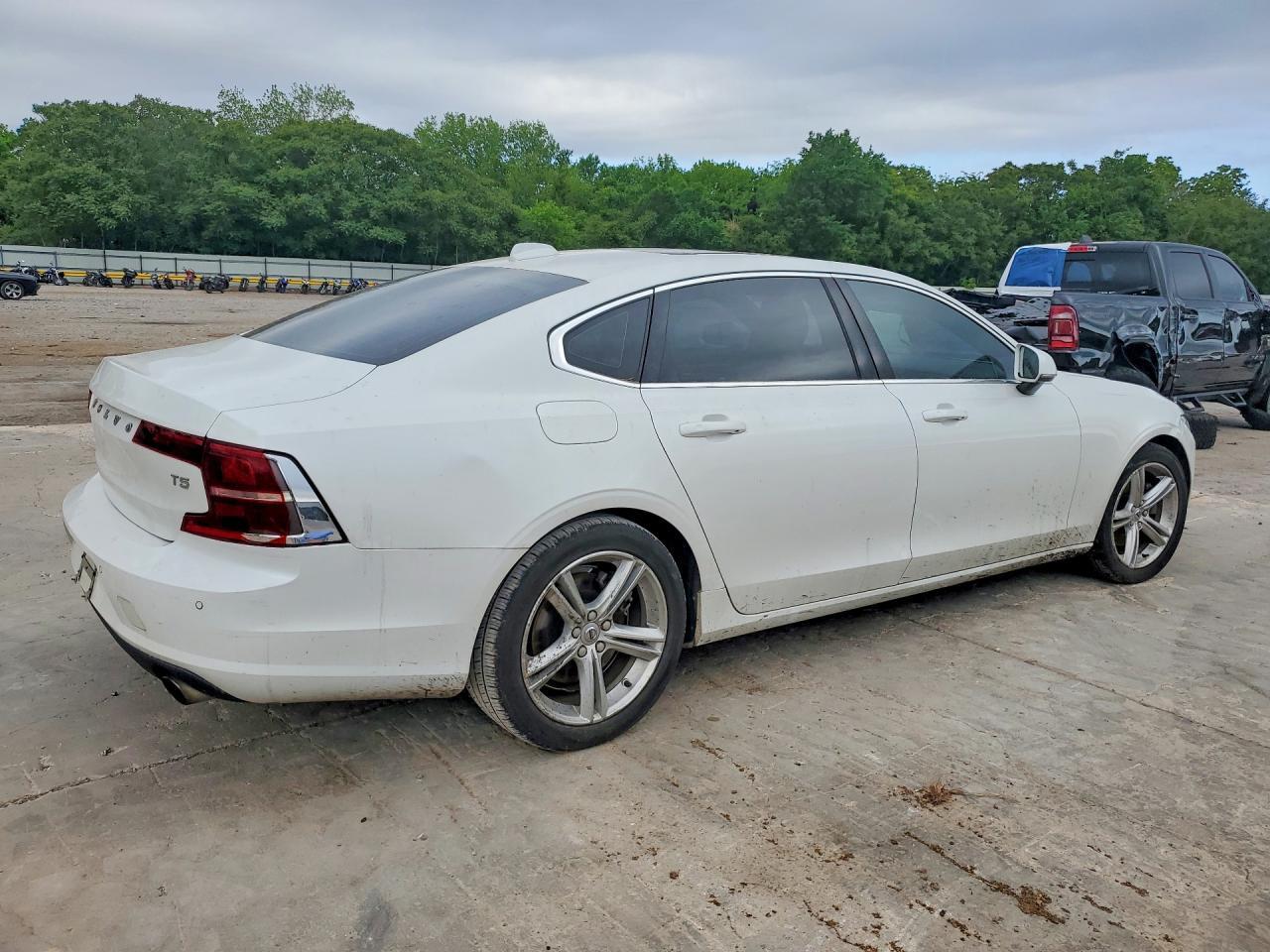 2018 Volvo S90 T5 Momentum - Image 3