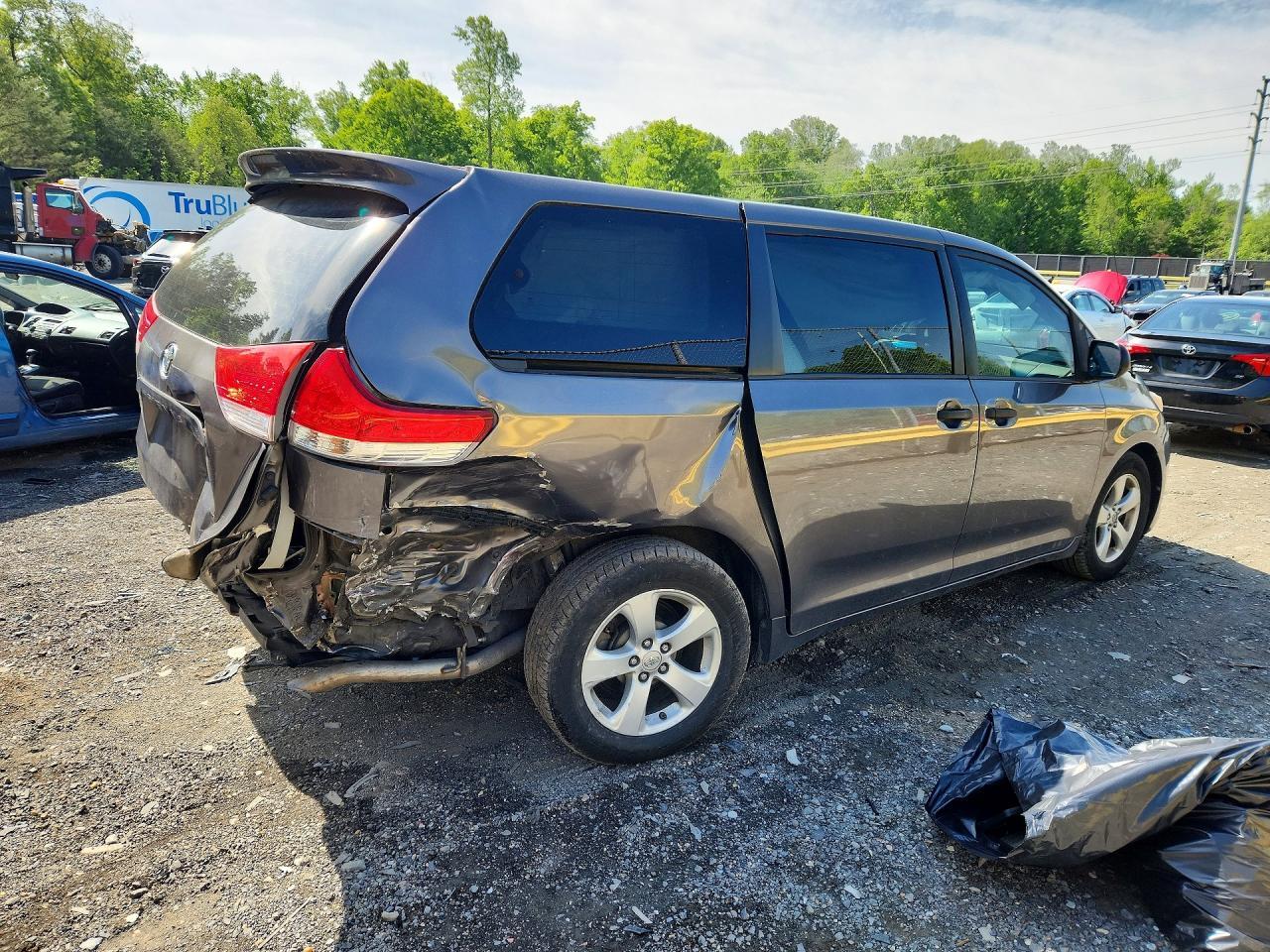 2012 Toyota Sienna Base 7-Passenger - Фото 3