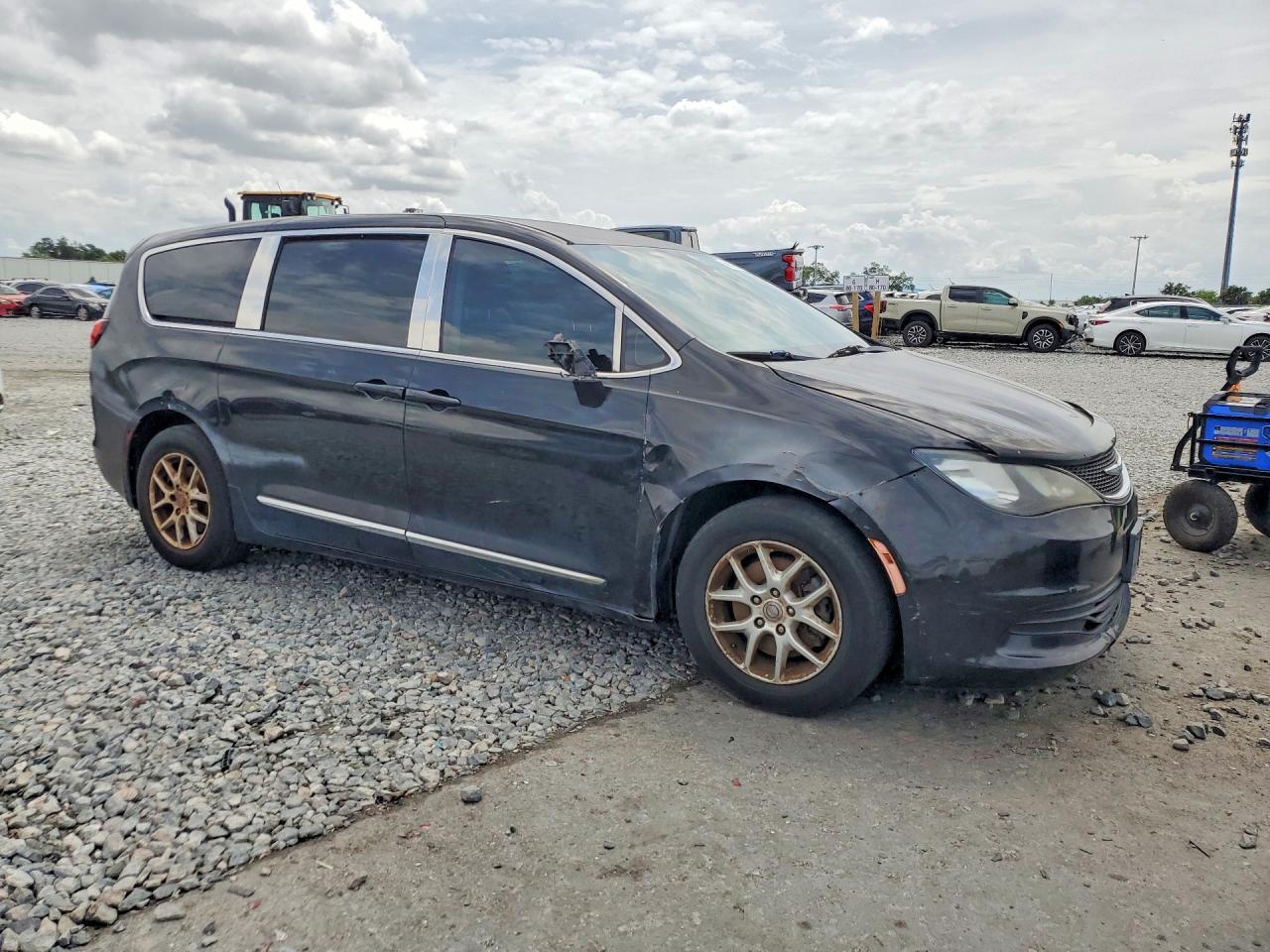 2017 Chrysler Pacifica Lx - Image 4