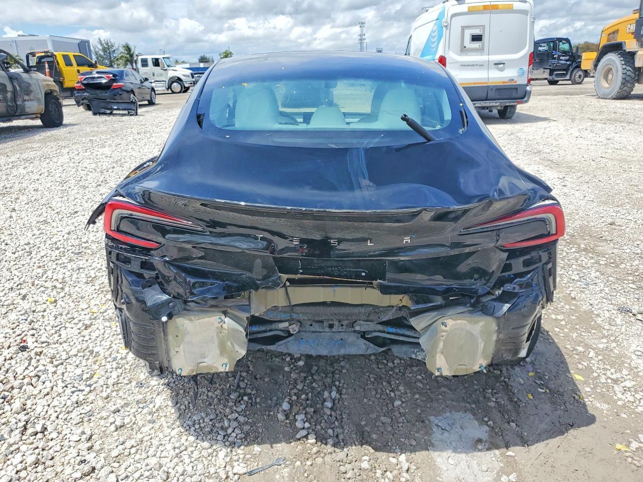 2025 Tesla Model 3 - Image 6