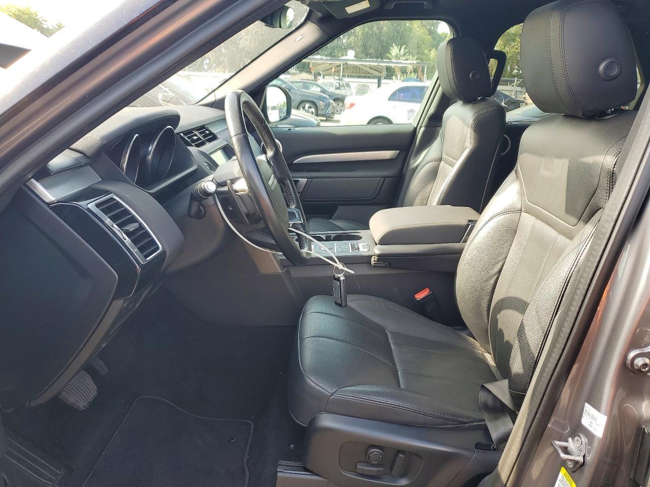 2020 Land Rover Discovery Landmark - Image 7