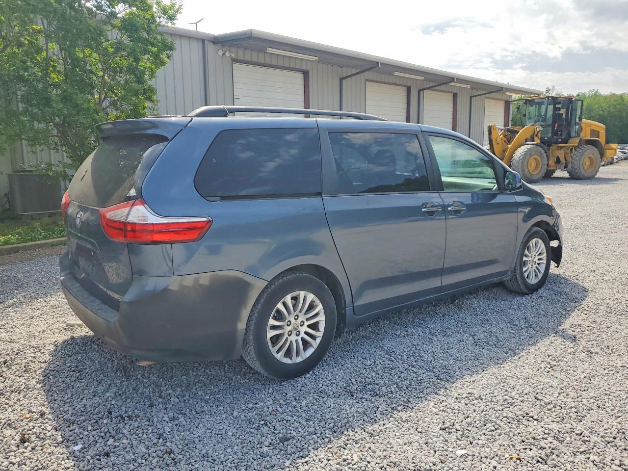 2016 Toyota Sienna Xle 8-Passenger - Фото 3