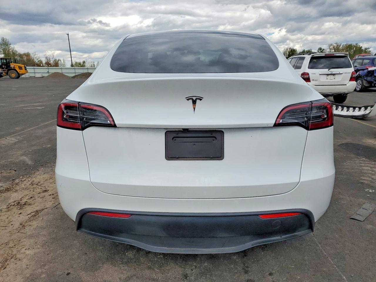 2025 Tesla Model Y - Фото 6