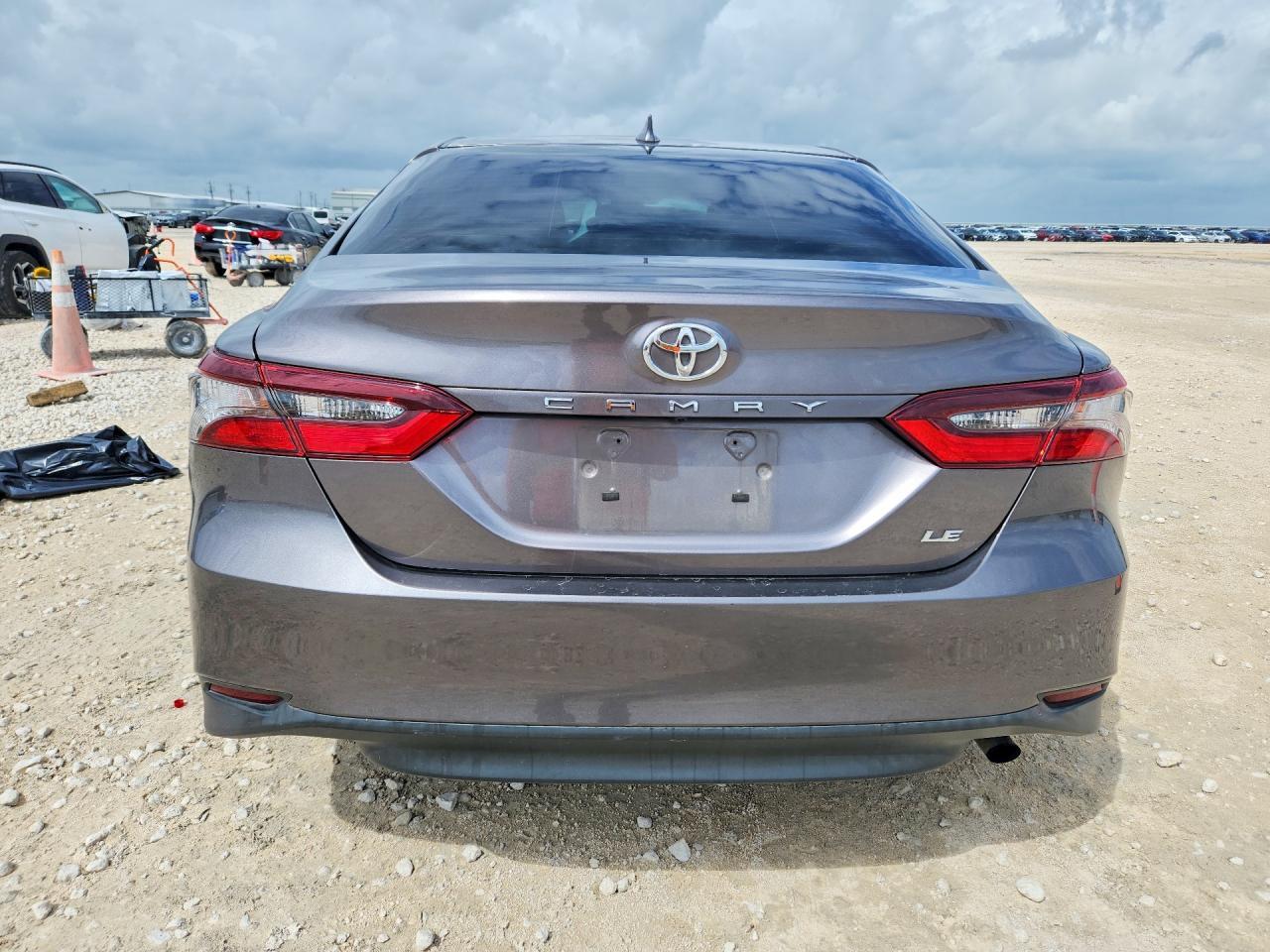 2021 Toyota Camry Le - Фото 6