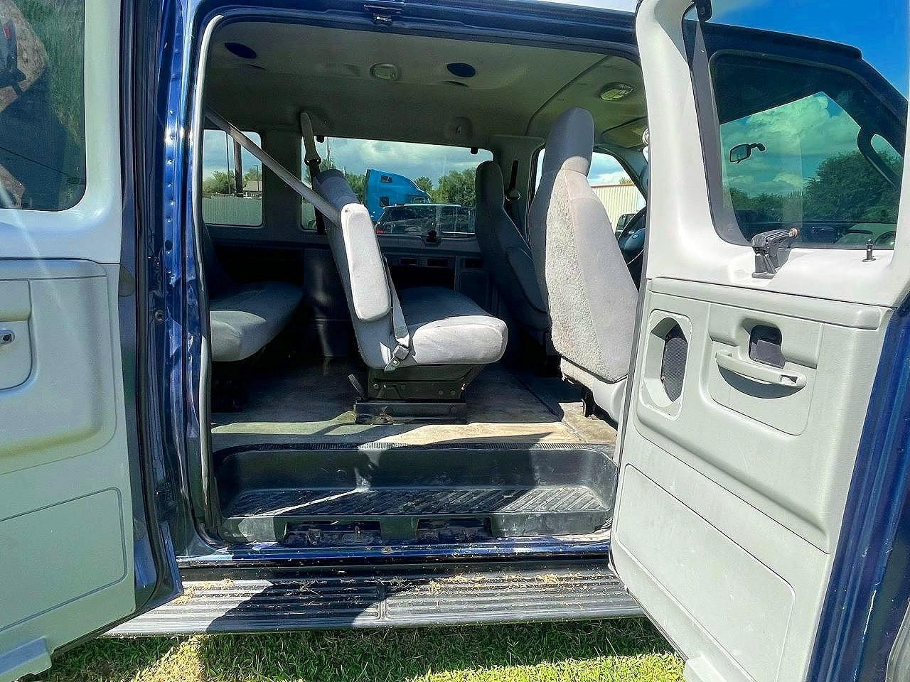 2011 Ford Econoline E350 Super Duty Wagon - Фото 6