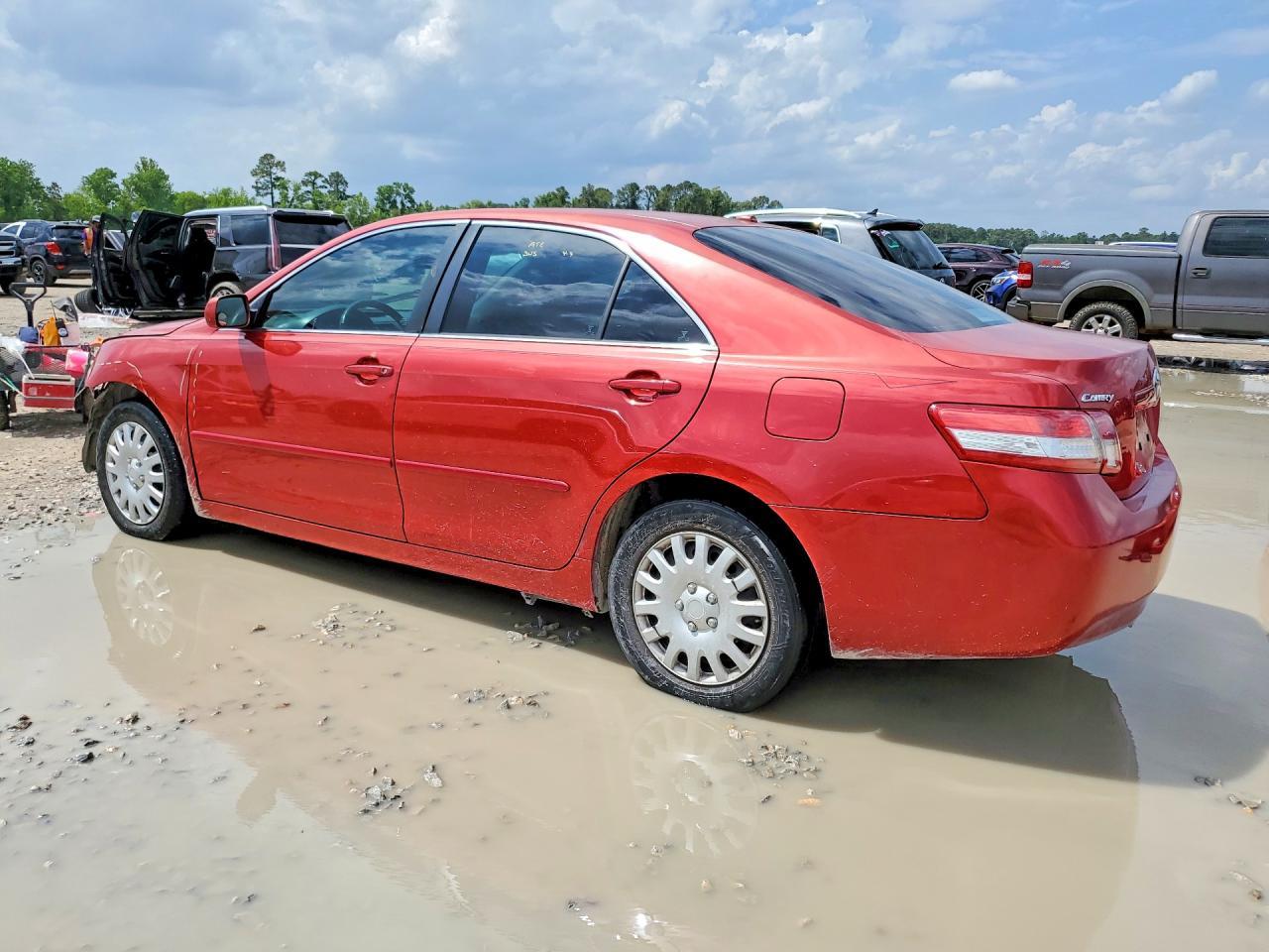 2010 Toyota Camry Le - Фото 2