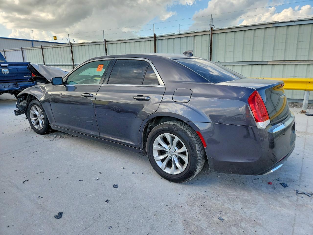 2015 Chrysler 300 Limited - Фото 2