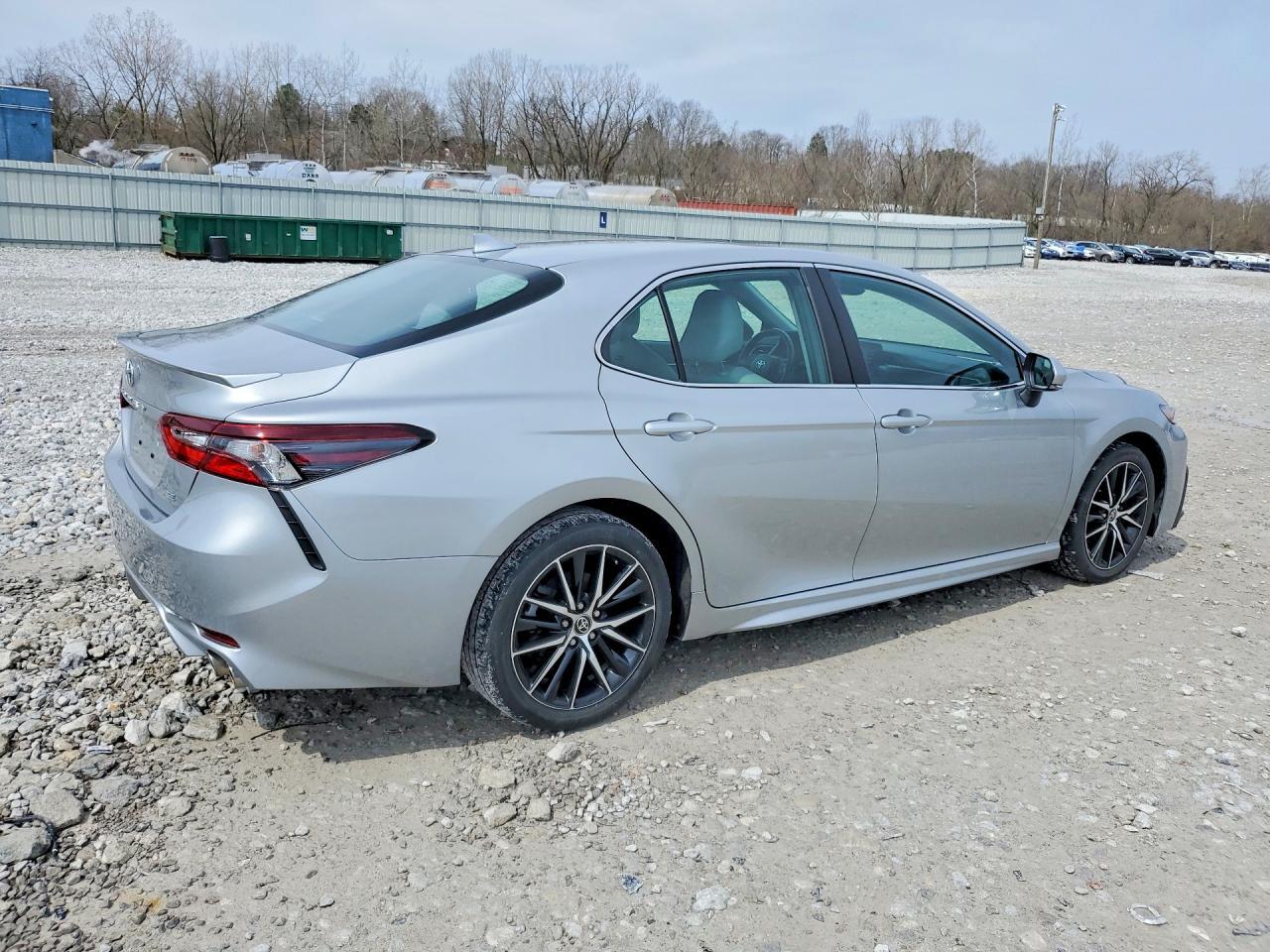 2021 Toyota Camry Se - Фото 3