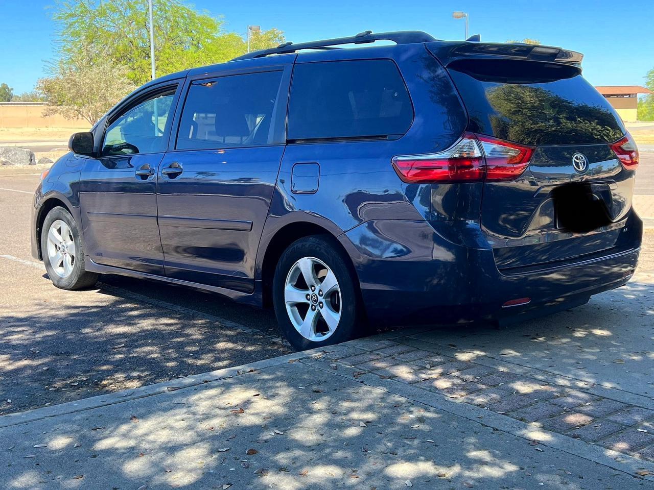 2020 Toyota Sienna Le - Image 3