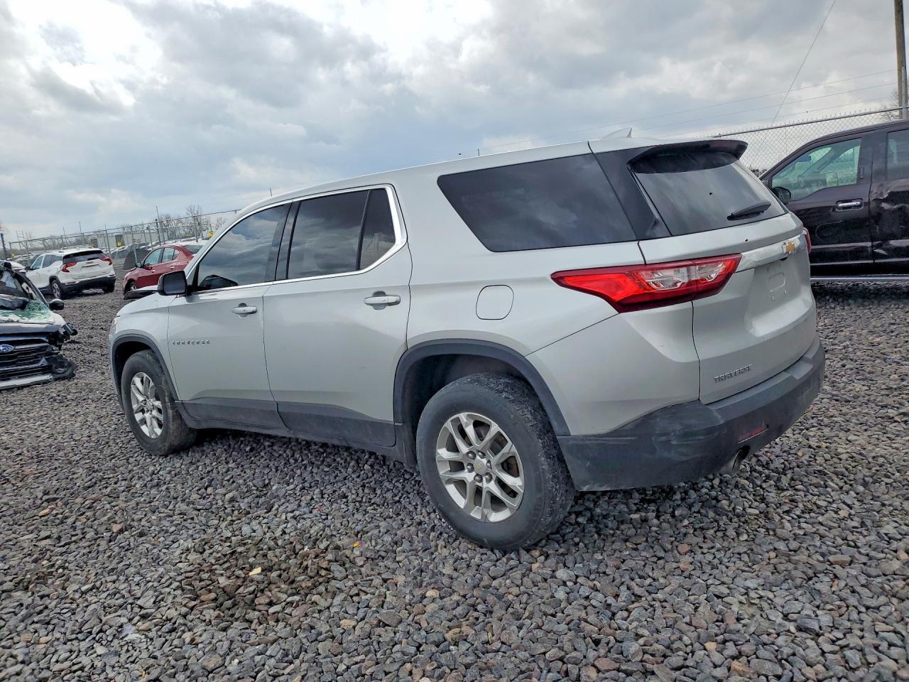 2021 Chevrolet Traverse Ls - Фото 2