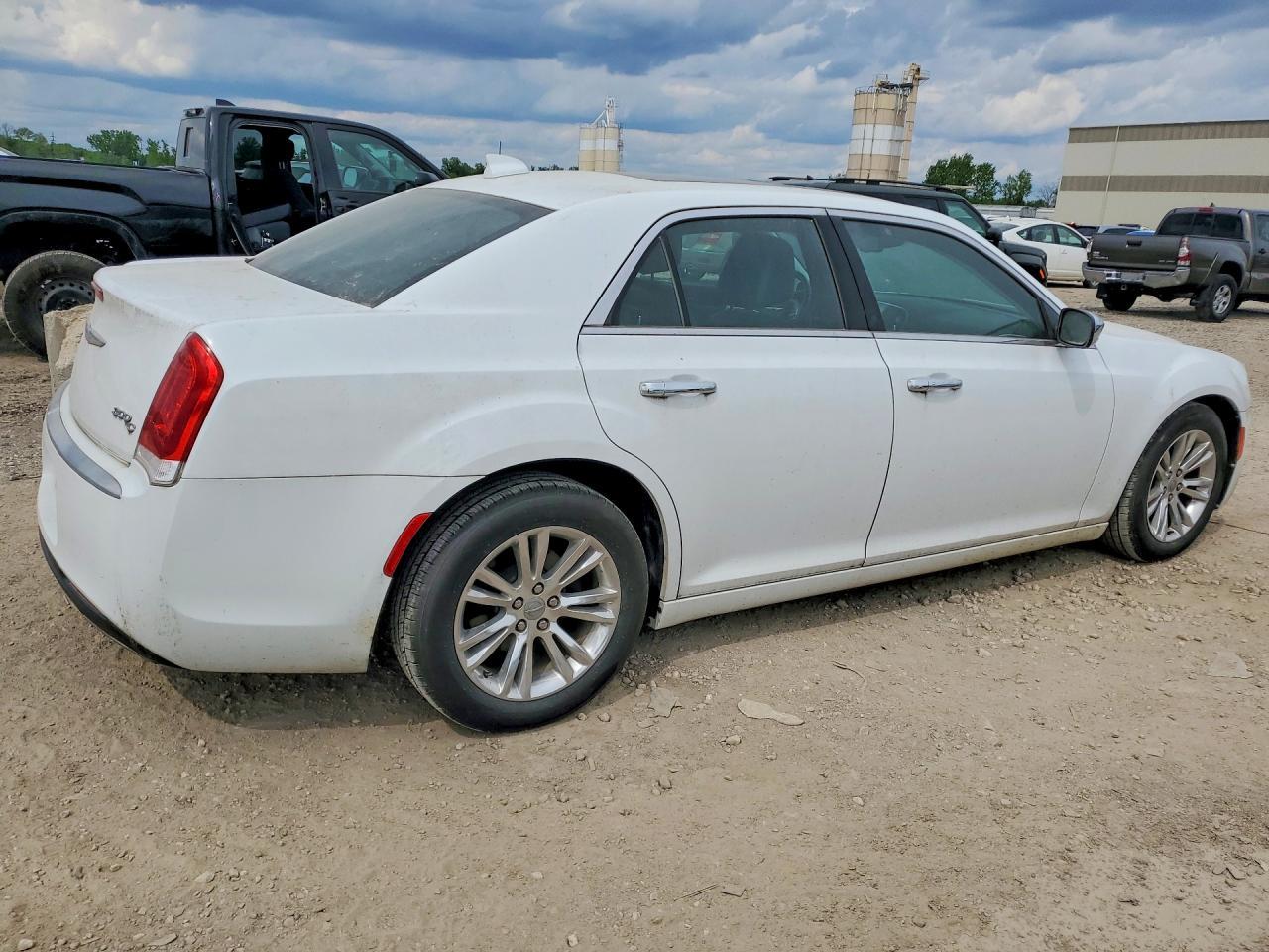 2017 Chrysler 300C - Фото 3