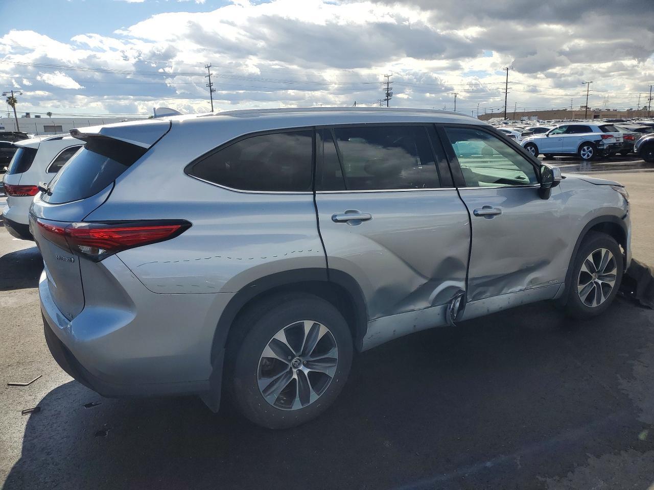 2022 Toyota Highlander Hybrid Xle - Image 3