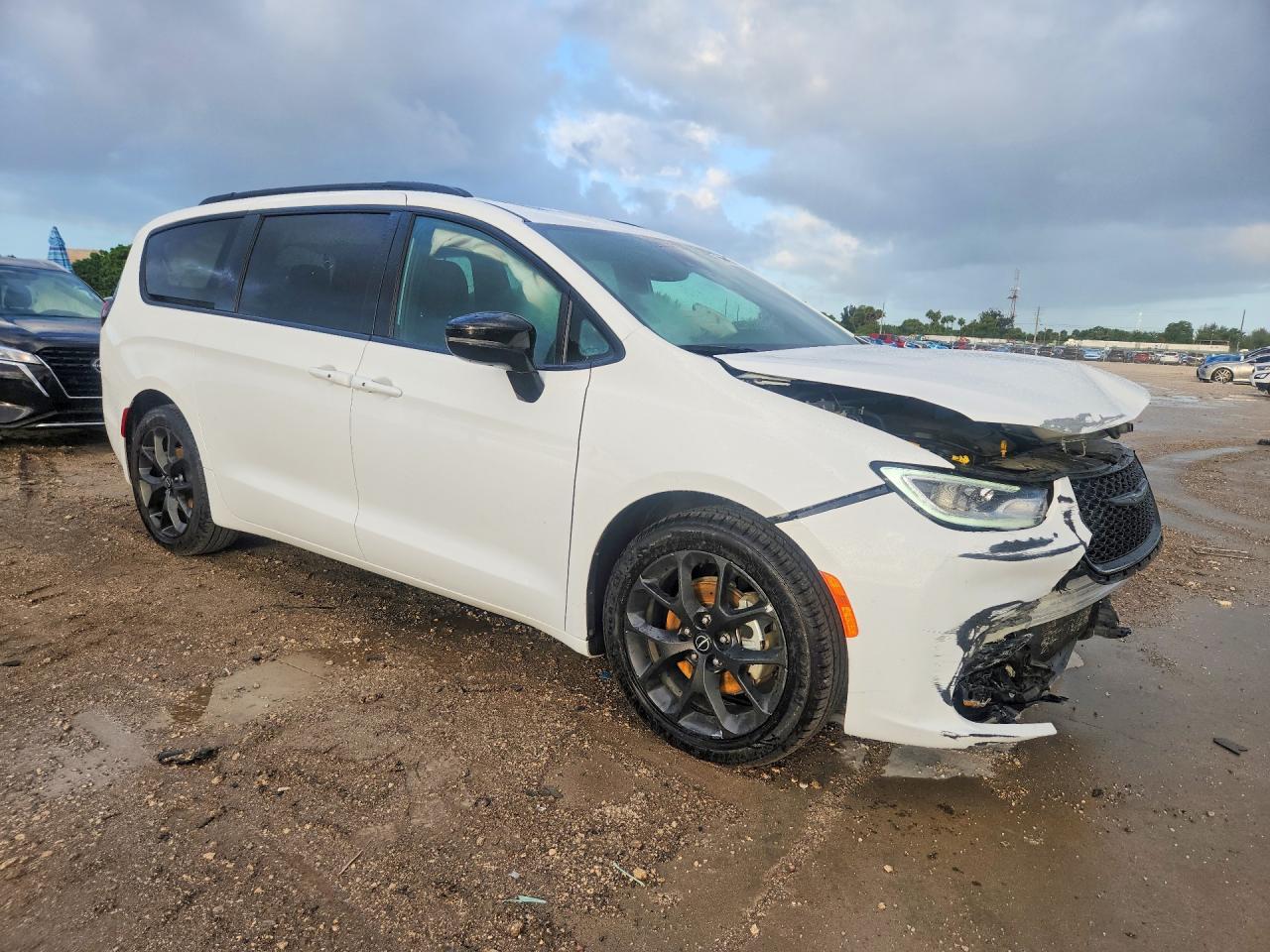 2025 Chrysler Pacifica Limited - Image 4