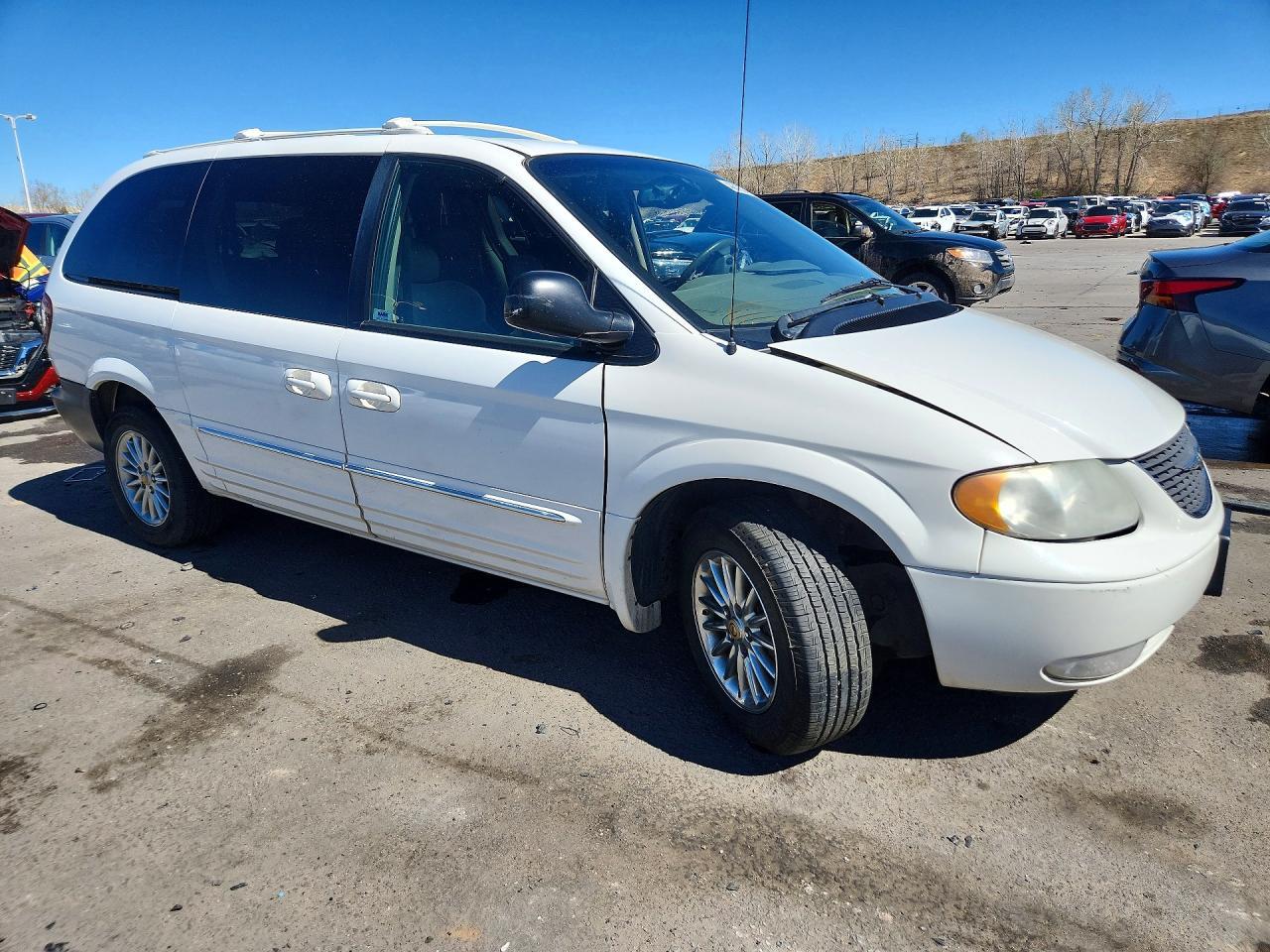 2003 Chrysler Town & Country Limited - Image 4
