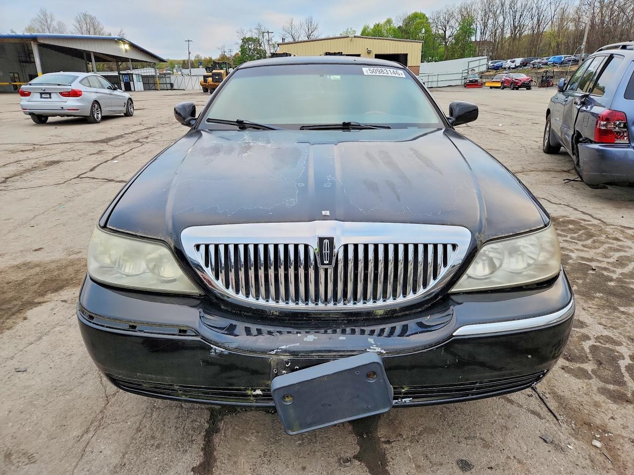 2011 Lincoln Town Car Signature Long Wheelbase - Image 5
