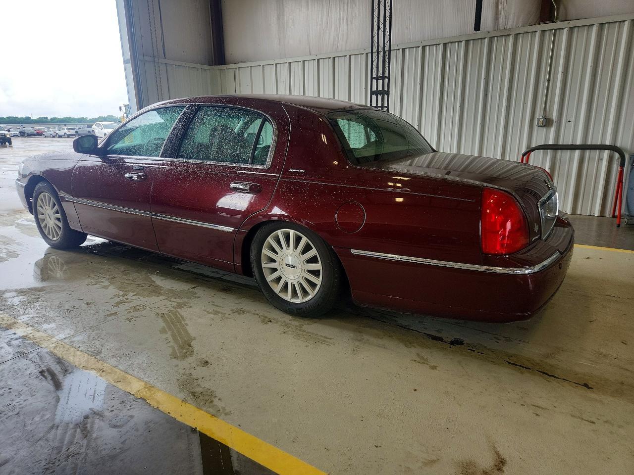 2004 Lincoln Town Car Executive - Фото 2