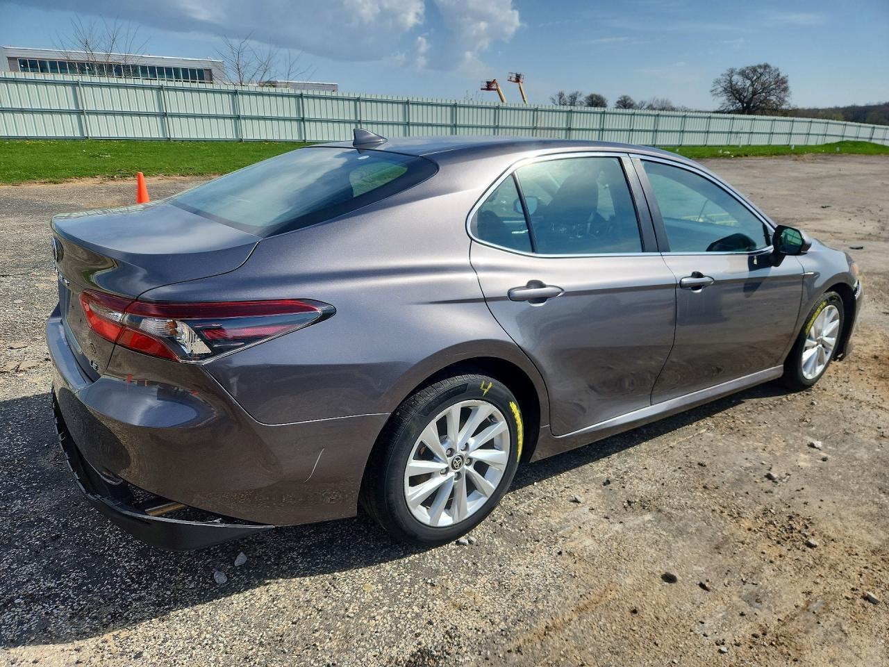 2021 Toyota Camry Le - Фото 3