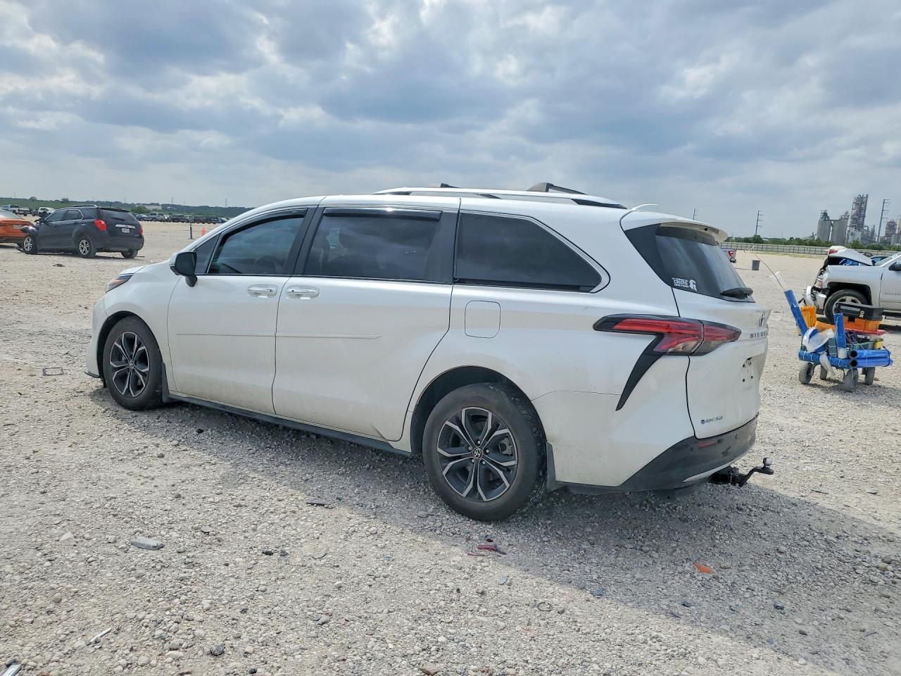 2025 Toyota Sienna - Image 2