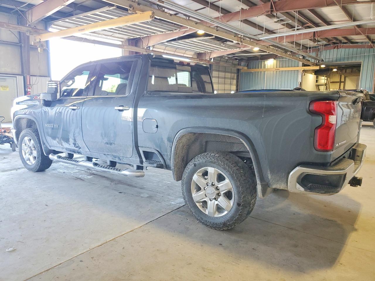 2020 Chevrolet Silverado - Фото 2