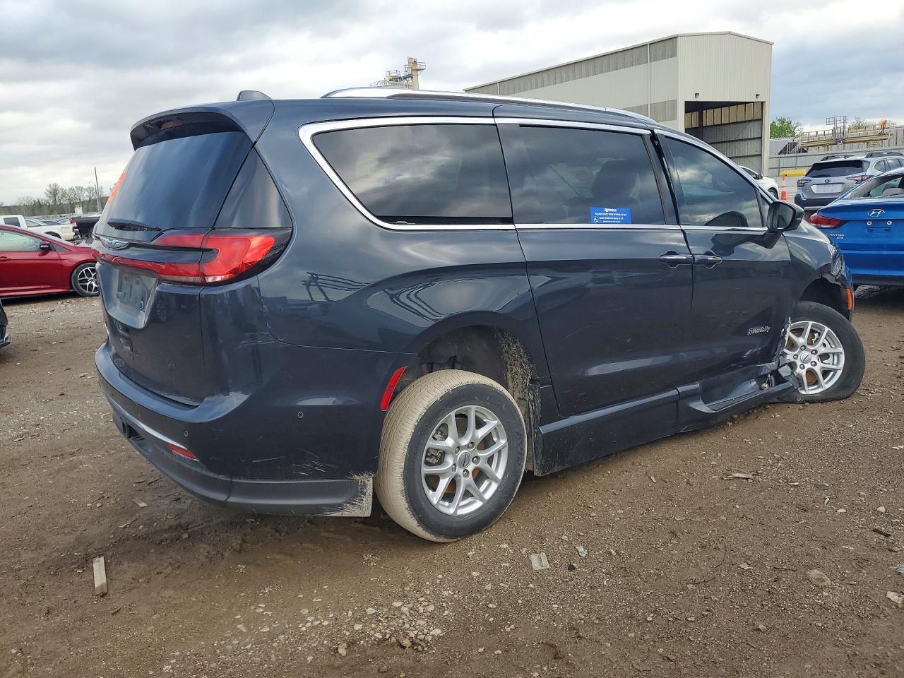 2021 Chrysler Pacifica Touring L - Фото 3