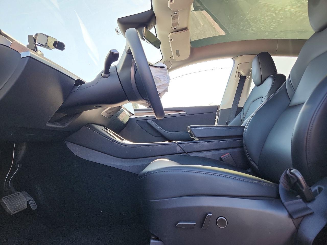 2025 Tesla Model Y - Image 7