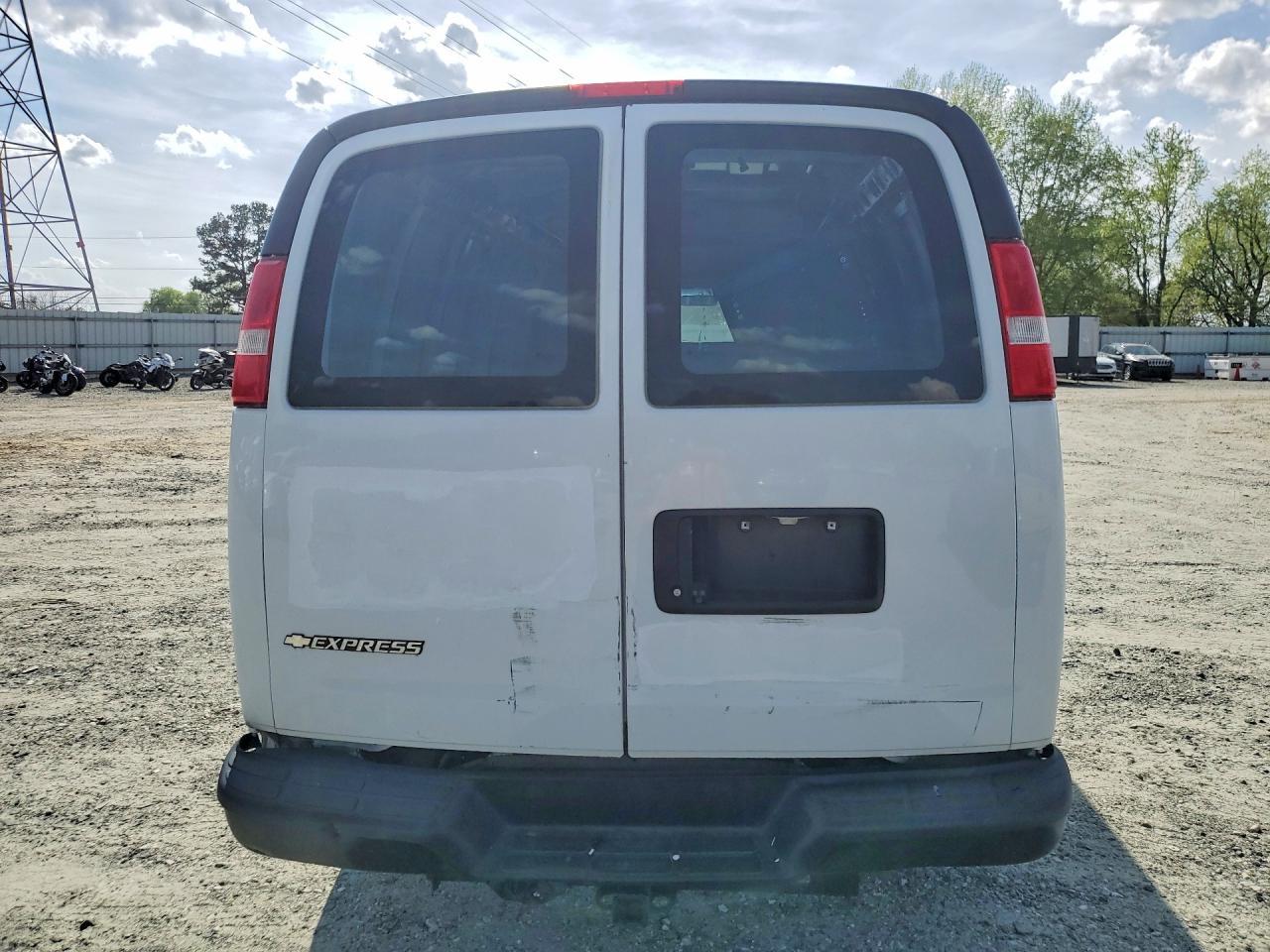 2019 Chevrolet Express 3500 Utility / Service Van - Фото 6