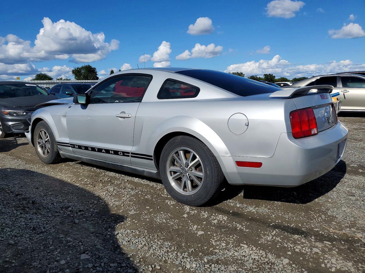 2005 Ford Mustang - Image 2