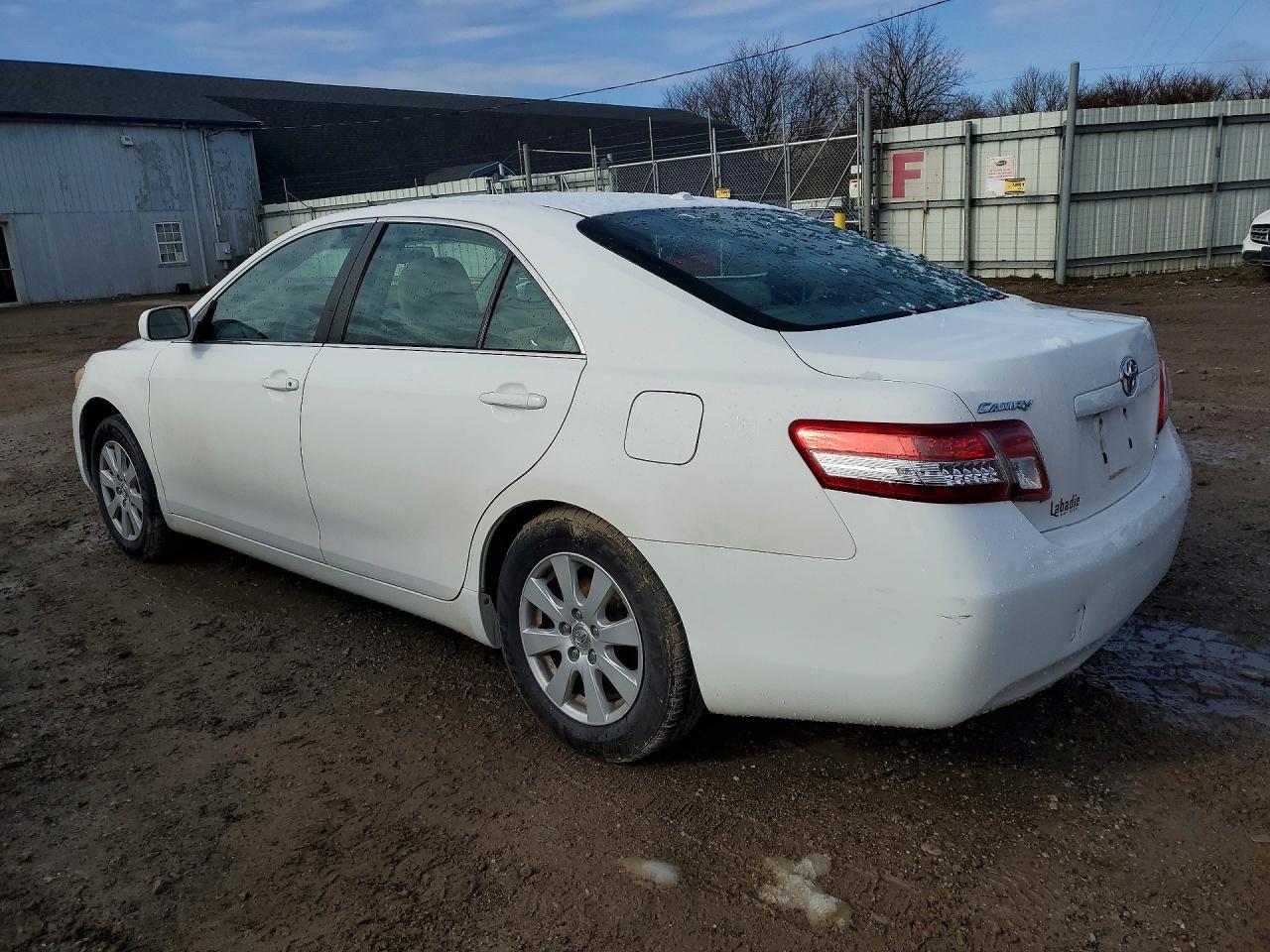 2011 Toyota Camry Le - Фото 2