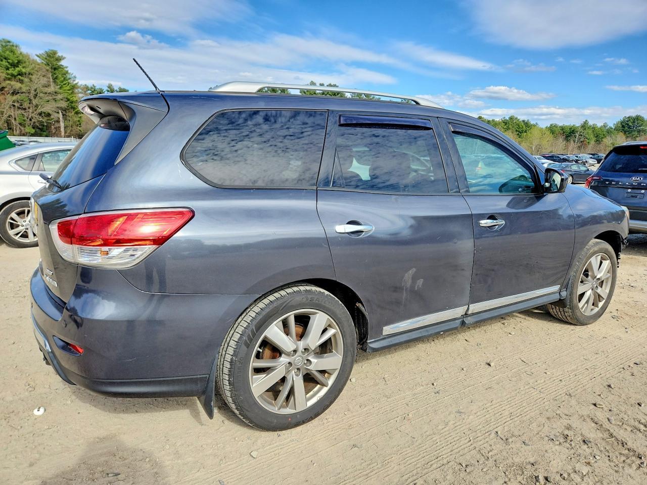 2013 Nissan Pathfinder S - Image 3