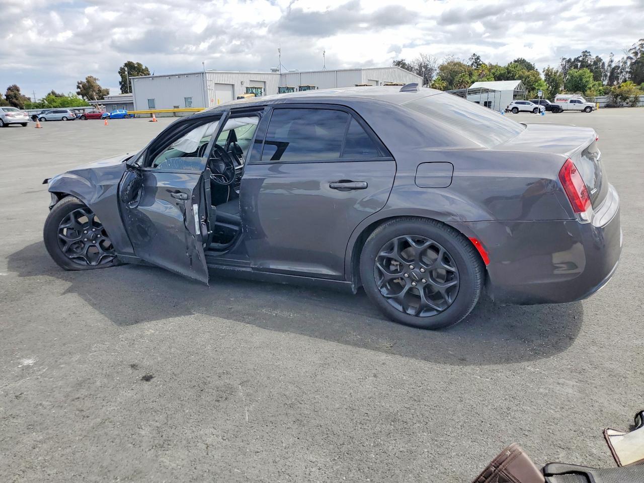2019 Chrysler 300 Touring - Фото 2
