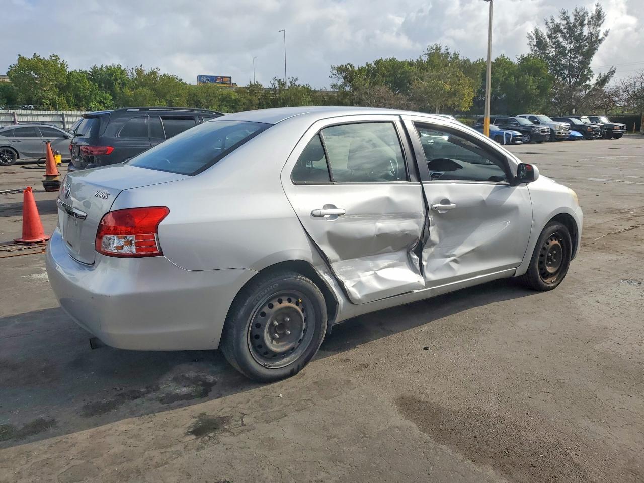 2010 Toyota Yaris Base - Image 3