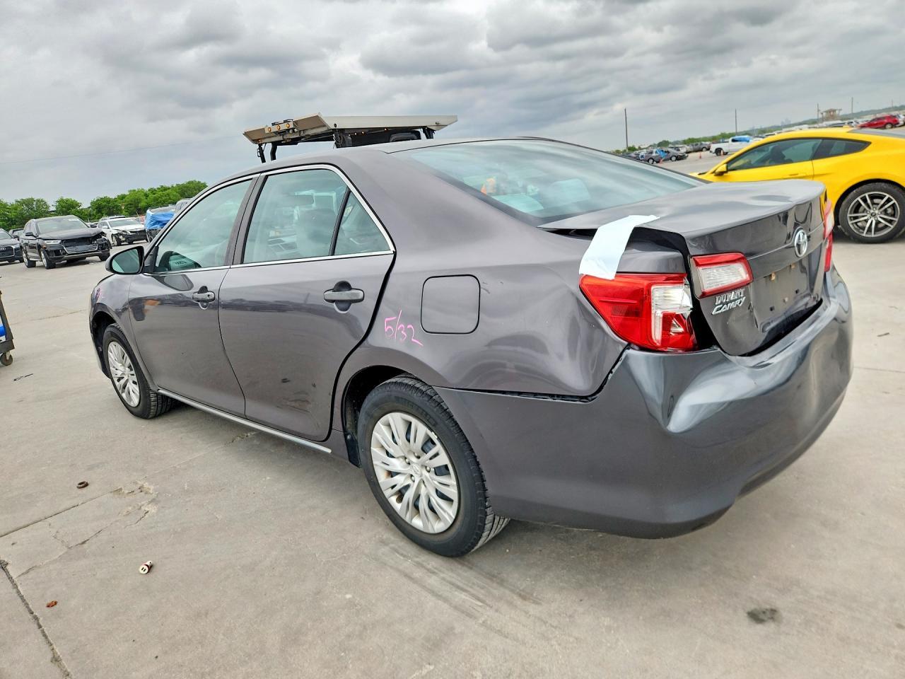 2014 Toyota Camry Le - Фото 2
