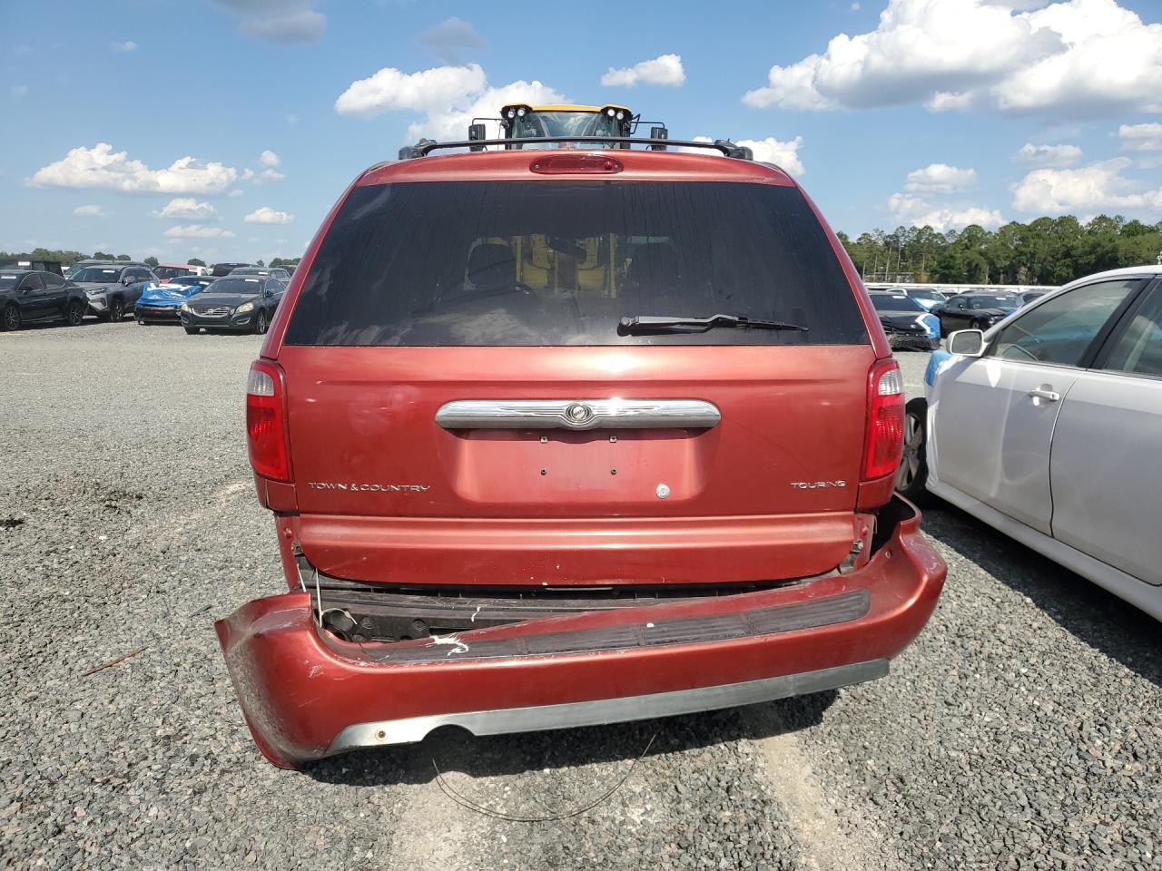 2005 Chrysler Town & Country Touring - Image 6