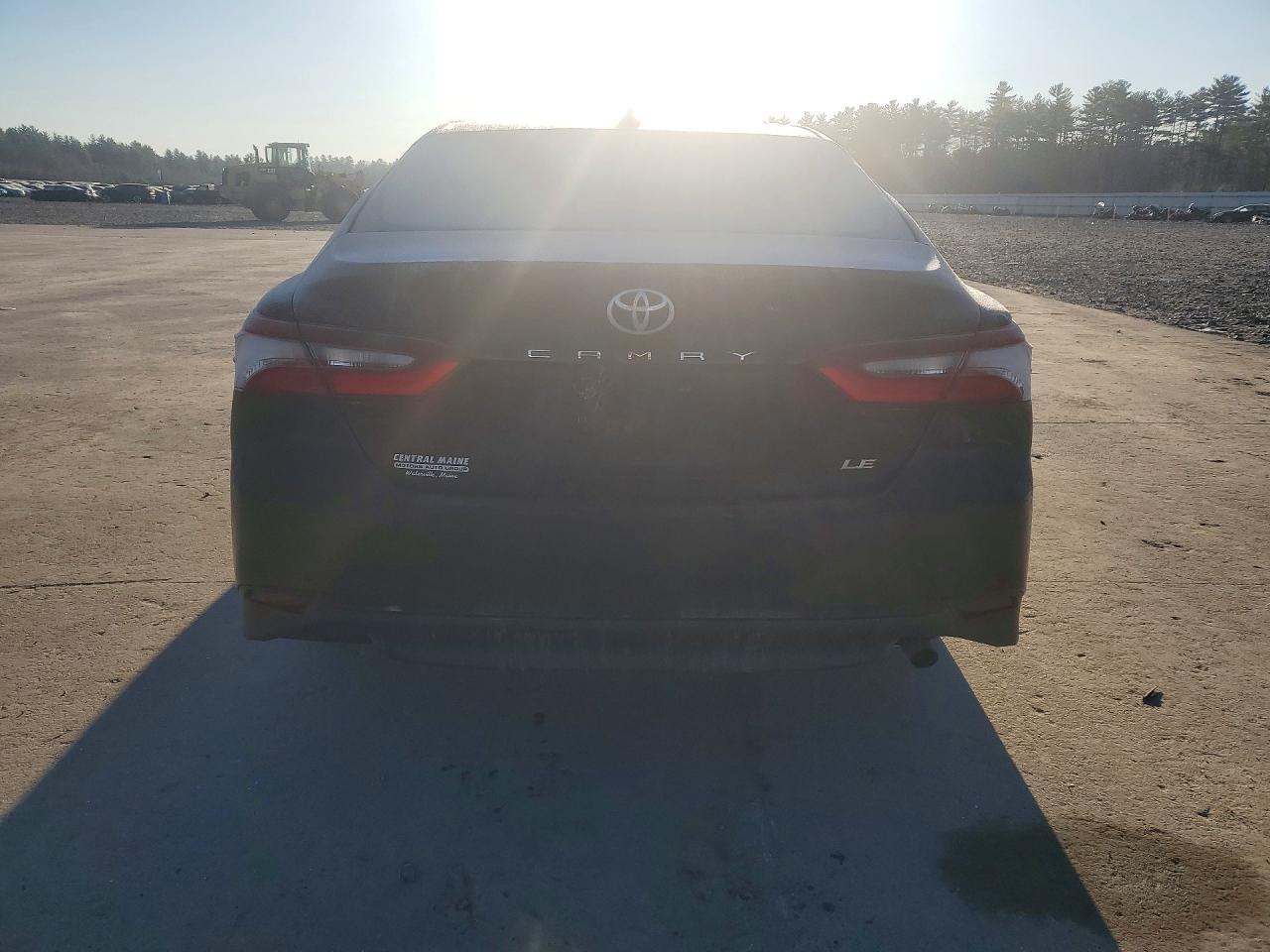 2021 Toyota Camry Le - Фото 6