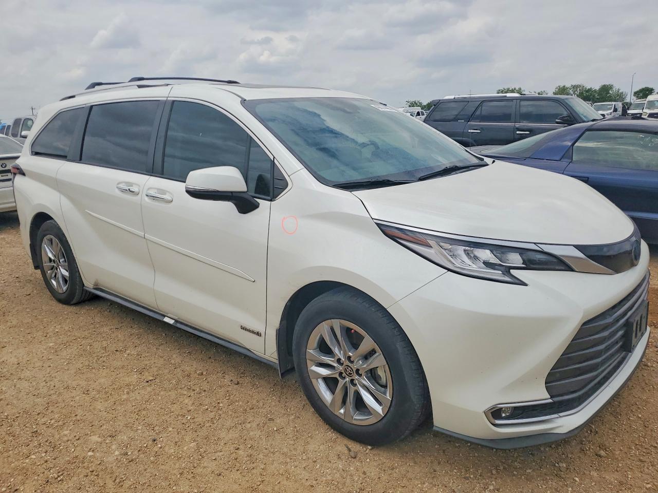 2021 Toyota Sienna Limited 7-Passenger - Image 4