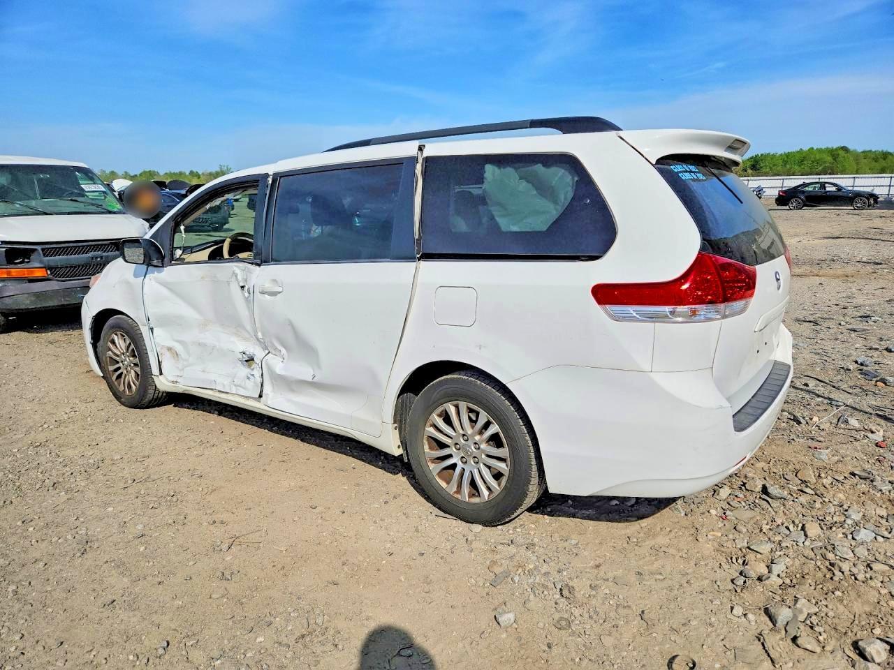 2014 Toyota Sienna Xle 8-Passenger - Фото 2