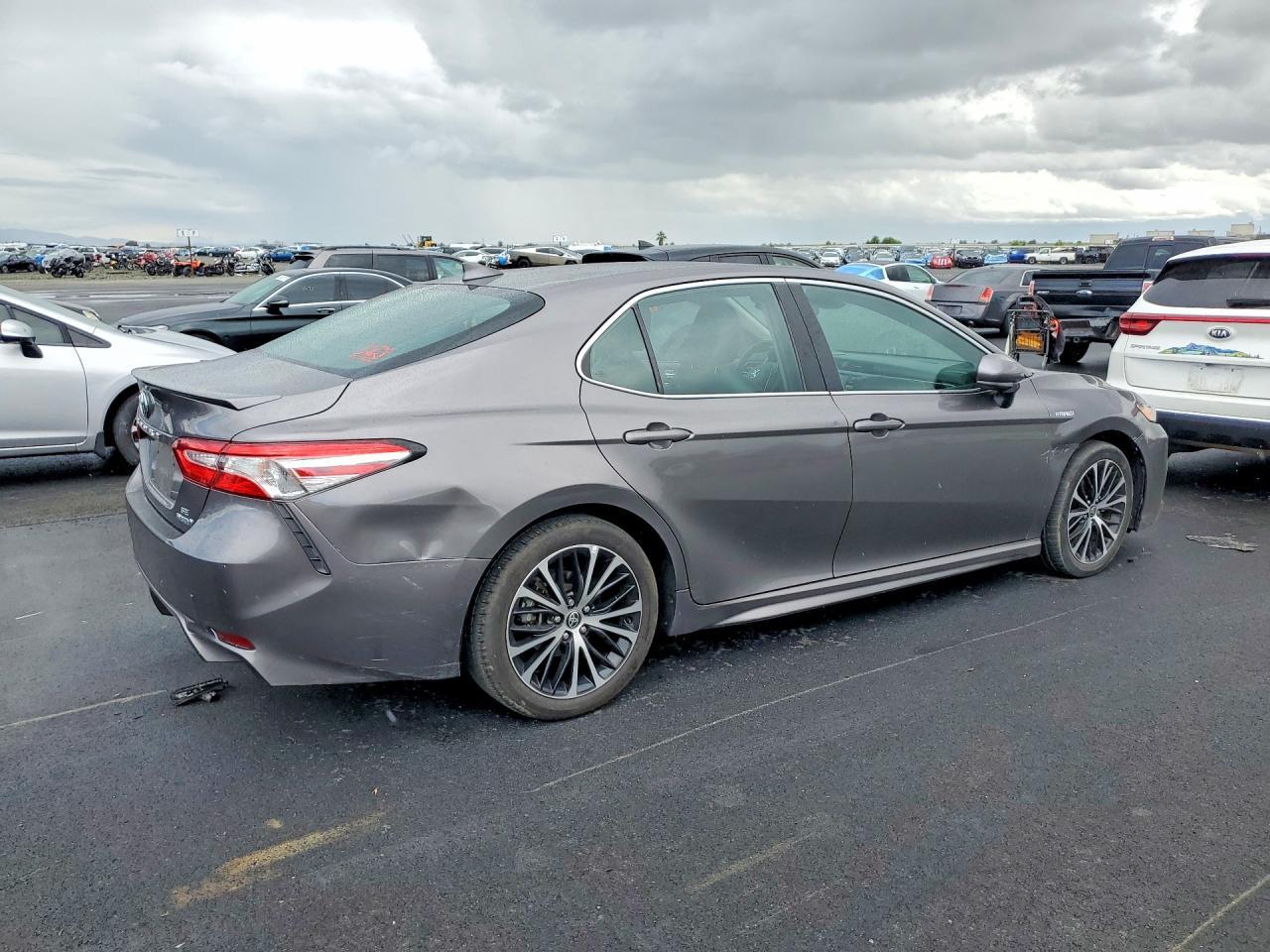 2020 Toyota Camry - Фото 3