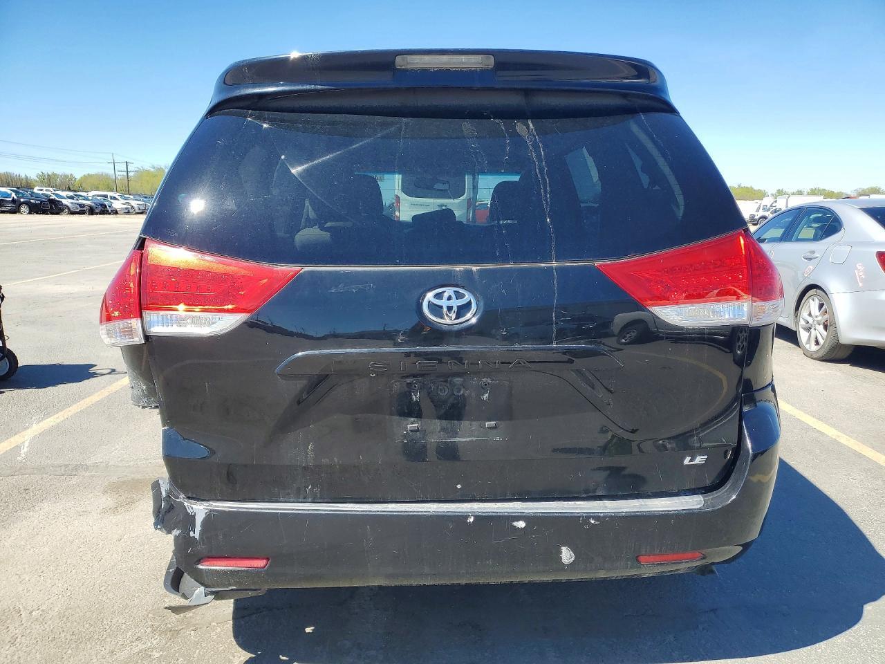 2013 Toyota Sienna Le 8-Passenger - Фото 6
