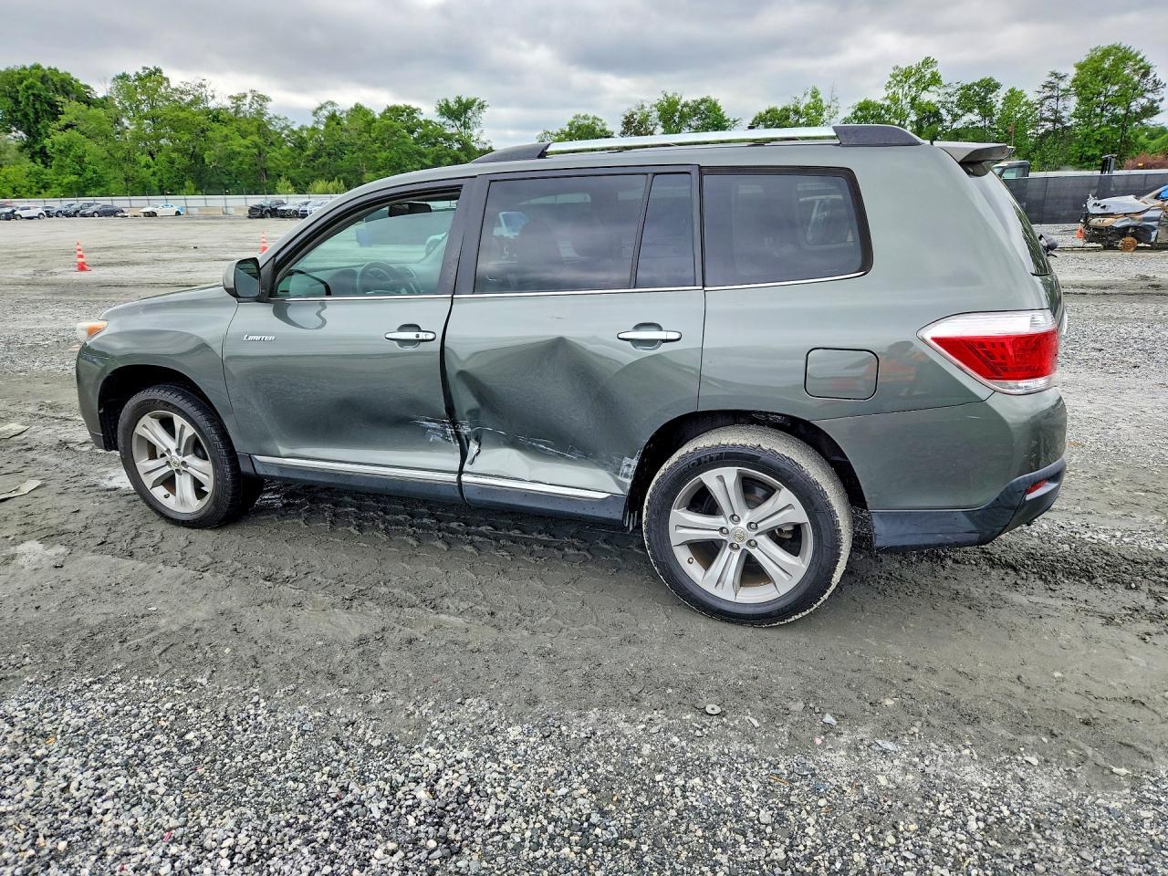 2013 Toyota Highlander Limited - Image 2