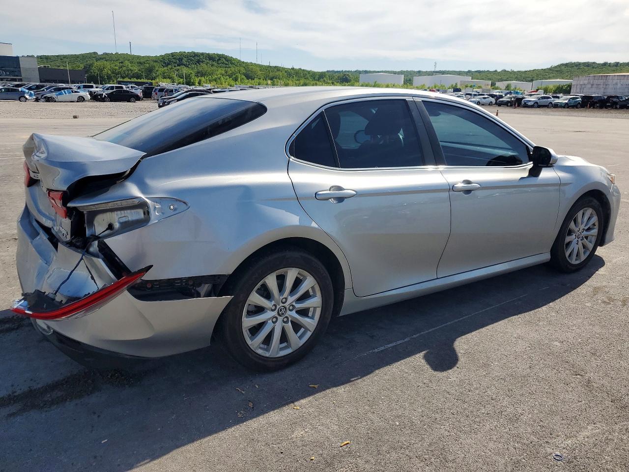2018 Toyota Camry Le - Фото 3