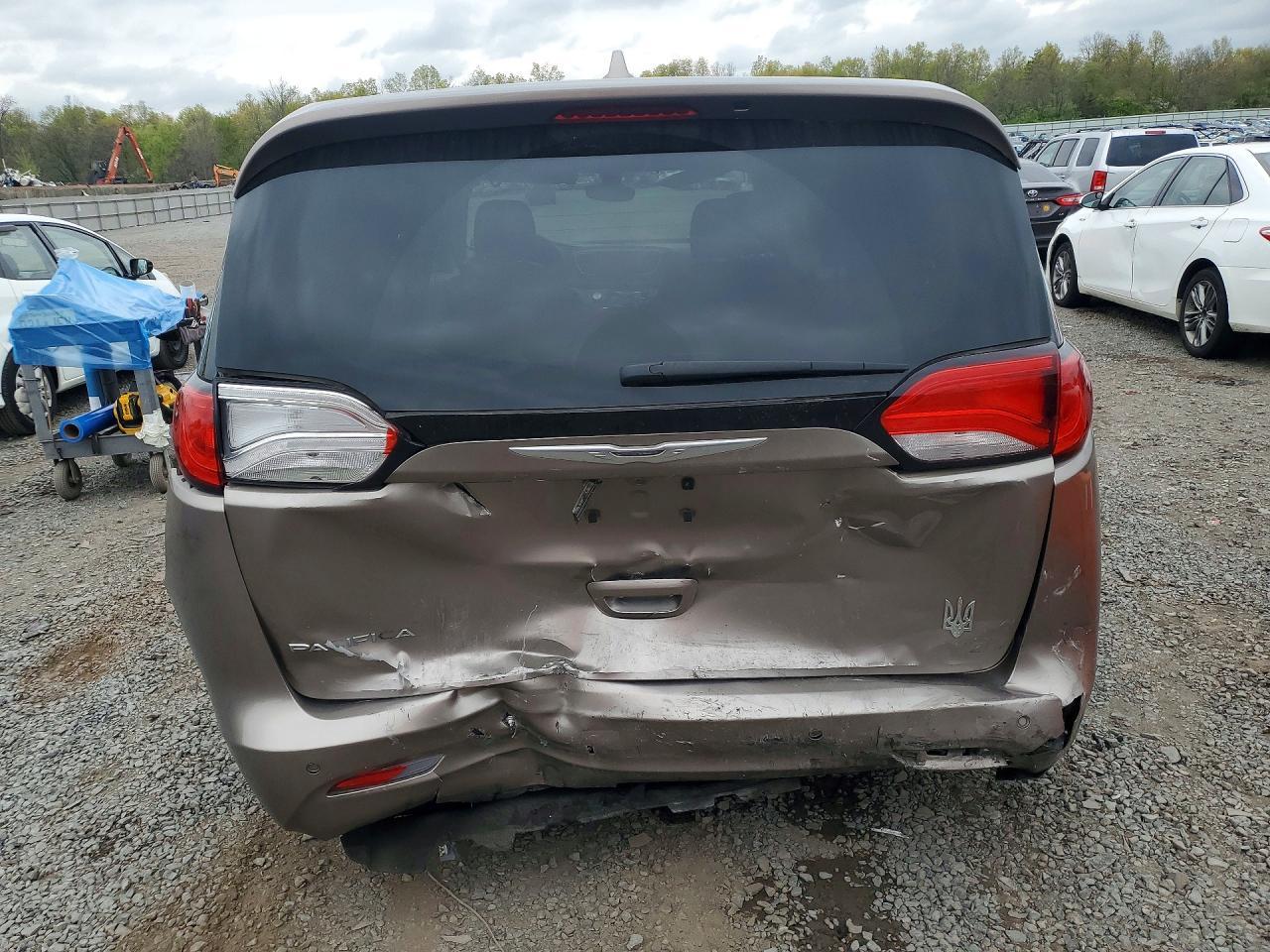 2017 Chrysler Pacifica Touring - Image 6